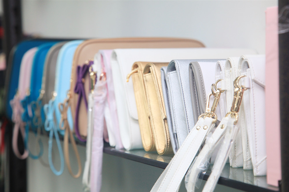 What are the advantages of non-woven tote bags
